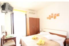 Rooms Bili Galeb BED? Room 2 – yellow foto 1