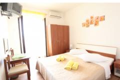 Rooms Bili Galeb BED? Room 2 – yellow foto 2