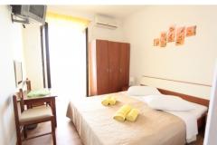 Rooms Bili Galeb BED? Room 2 – yellow foto 3