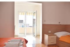 Apartments Stone  Tučepi  Apartment 3 – A3+1 -102 foto 4