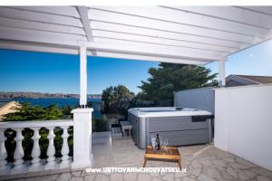 House Petra on the beach – Karlobag