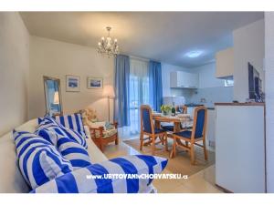Island House Palatina