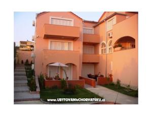 Apartments Ivan i Zeljka Pakostane