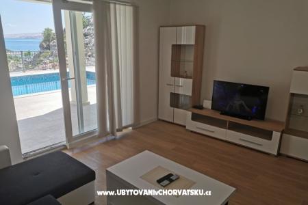 Beachfront House Robert with pool – Karlobag Croatia