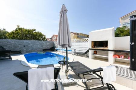 Apartment with pool and jacuzzi photo 2