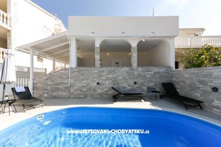 Apartment with pool and jacuzzi photo 4