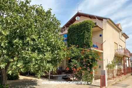 Villa Ana , one min walk to beach photo 4