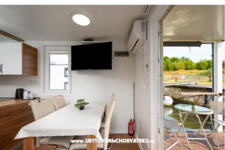 House boat Water lily photo 5