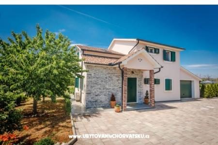 Holliday Home D&amp;A photo 2