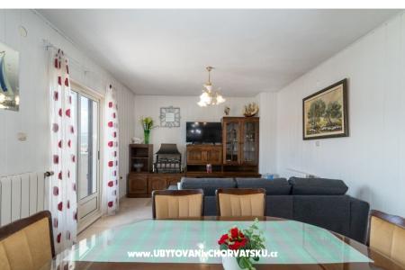Lola Apartments photo 4