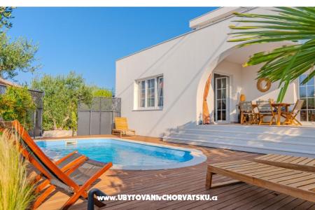 The Three Flowers Pool House – Trogir Croatia