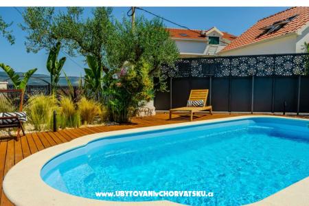 The Three Flowers Pool House photo 4