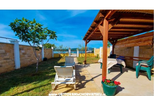 Beach House Amarella – Accommodation Sv. Filip i Jakov Kroatië