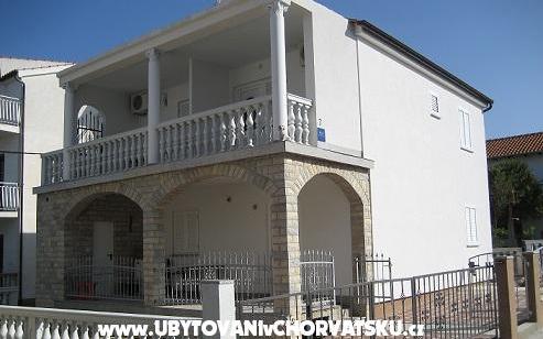 Apartmani Pave – Accommodation Pirovac Kroatië