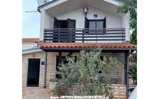Kuća za odmor – Accommodation Pirovac Kroatië