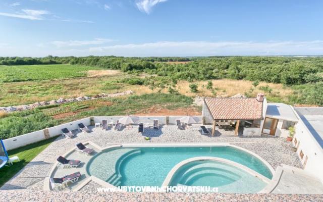 Apartments with pool Štinjan – Accommodation Pula Kroatië