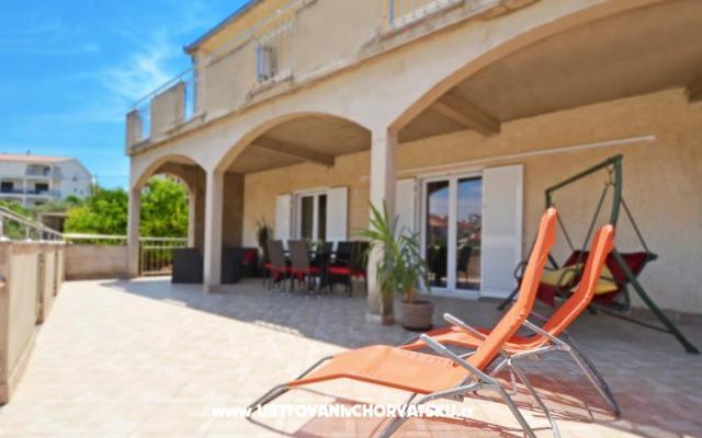 Karlo – Accommodation Trogir Kroatië