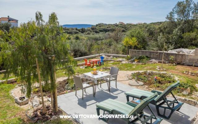 House Tea in a beautiful nature – Accommodation Trogir Kroatië