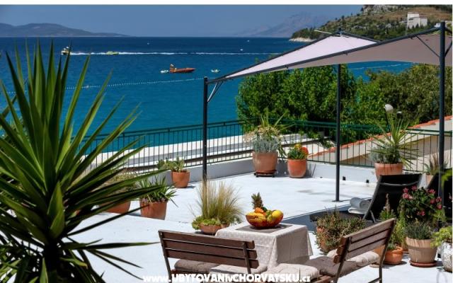 Beachfront Apartment NIVES – Accommodation Tucepi Kroatië