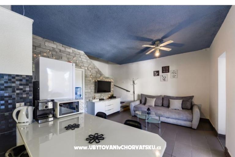 Apartment with pool and jacuzzi – photo 6