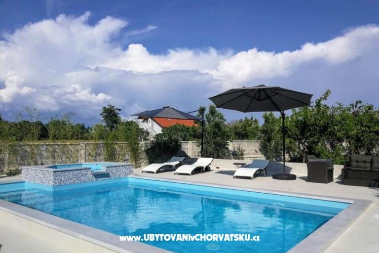 Family friendly Apt with a pool  – photo 2