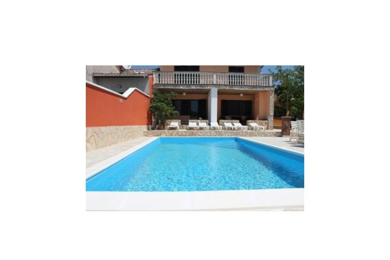 House with swimming pool – photo 13