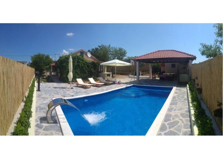 Countryside house with pool – photo 12