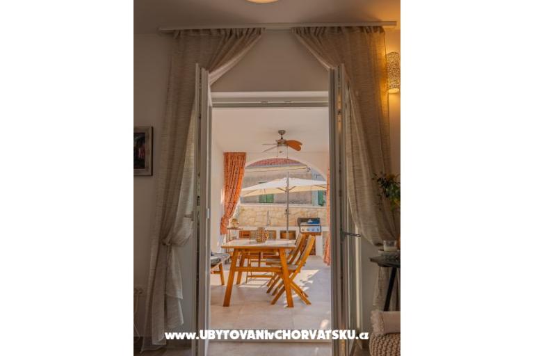 The Three Flowers Pool House – photo 12