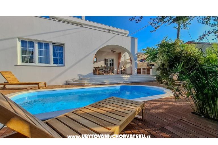 The Three Flowers Pool House – photo 18