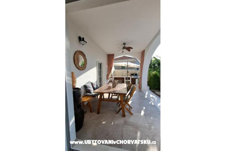 The Three Flowers Pool House – photo 19