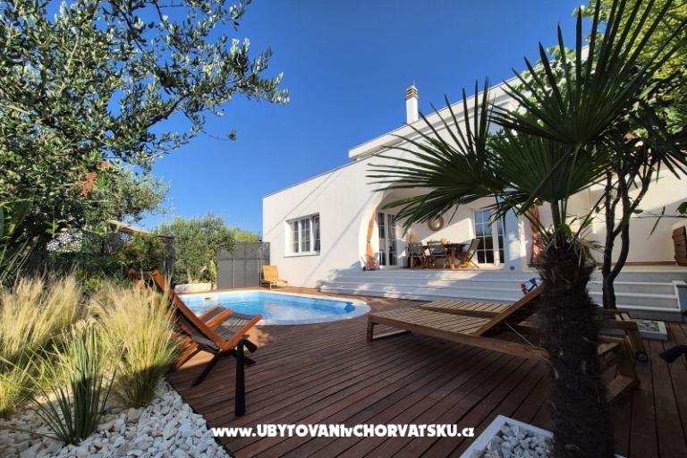 The Three Flowers Pool House – photo 2