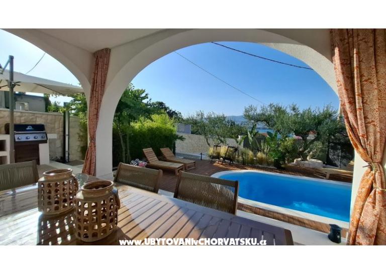 The Three Flowers Pool House – photo 20