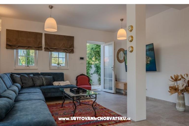 The Three Flowers Pool House – photo 22