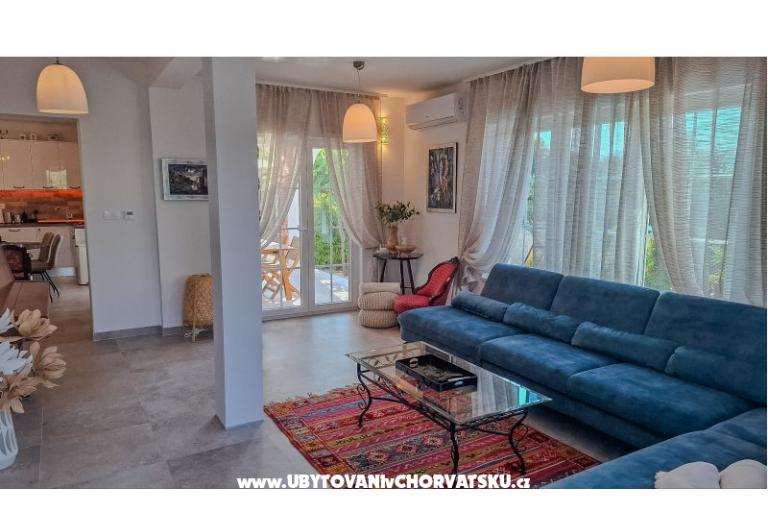 The Three Flowers Pool House – photo 29
