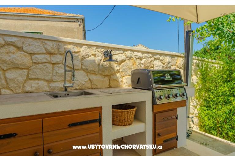 The Three Flowers Pool House – photo 3