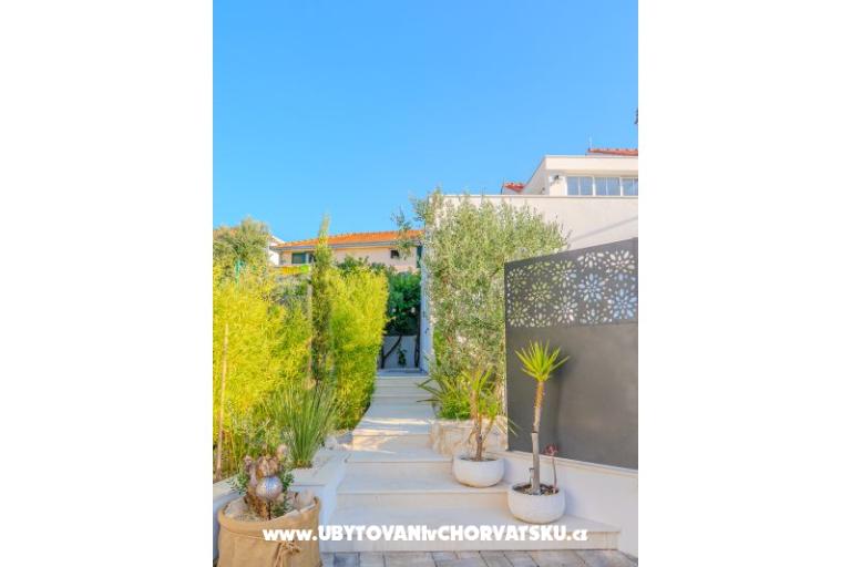 The Three Flowers Pool House – photo 53