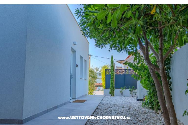 The Three Flowers Pool House – photo 55