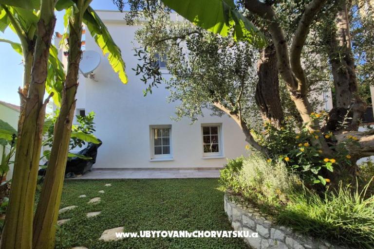 The Three Flowers Pool House – photo 62