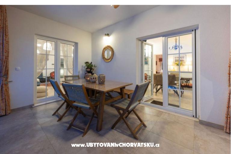 The Three Flowers Pool House – photo 65