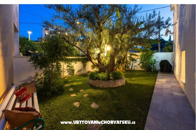 The Three Flowers Pool House – photo 68