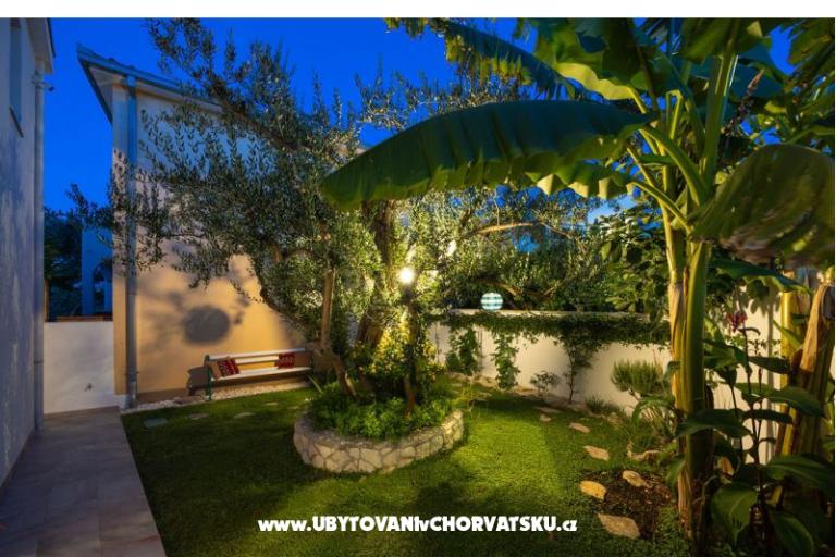 The Three Flowers Pool House – photo 69