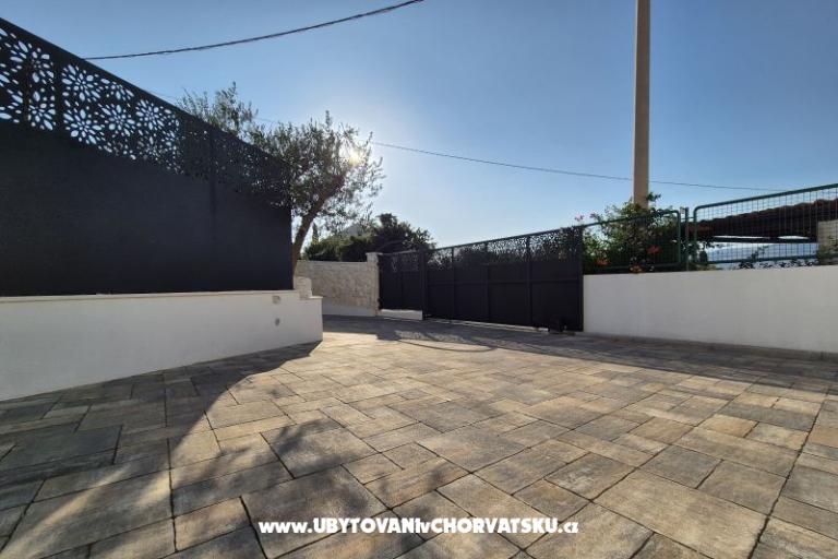 The Three Flowers Pool House – photo 7