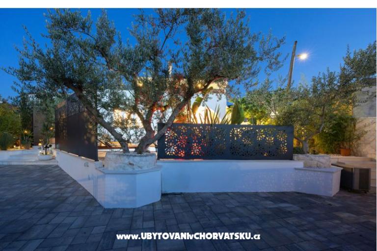 The Three Flowers Pool House – photo 72