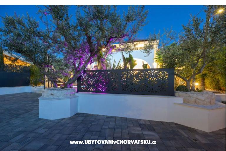 The Three Flowers Pool House – photo 73