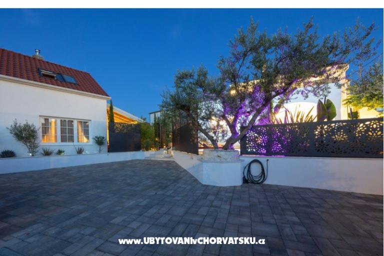 The Three Flowers Pool House – photo 74