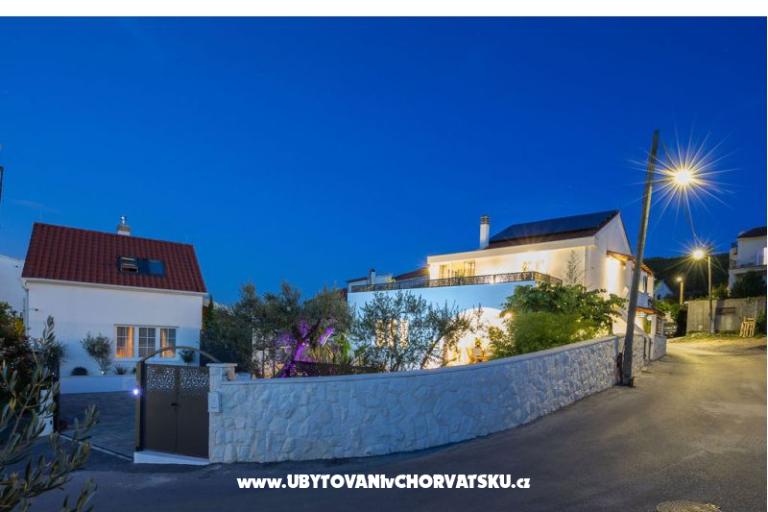 The Three Flowers Pool House – photo 75