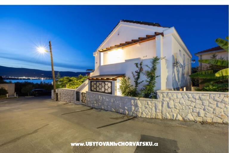 The Three Flowers Pool House – photo 76