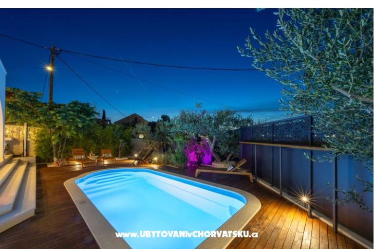 The Three Flowers Pool House – photo 78