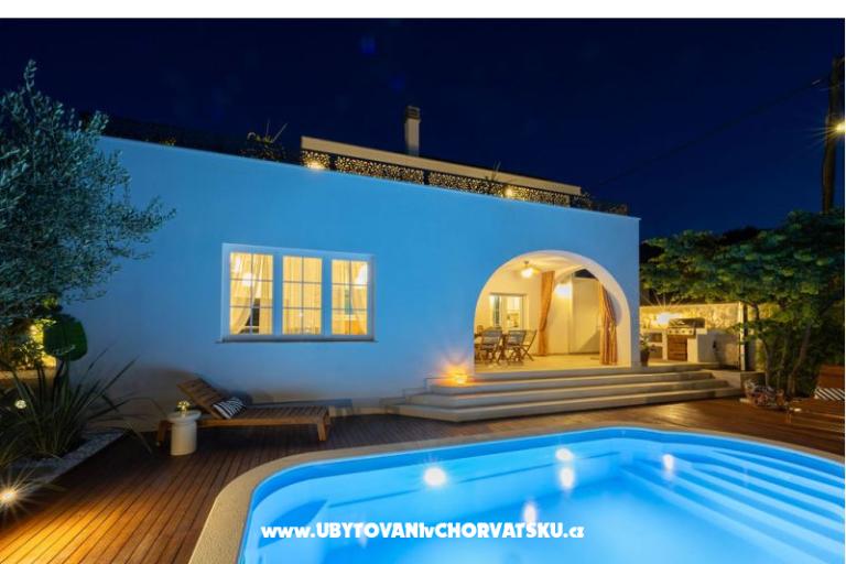 The Three Flowers Pool House – photo 79