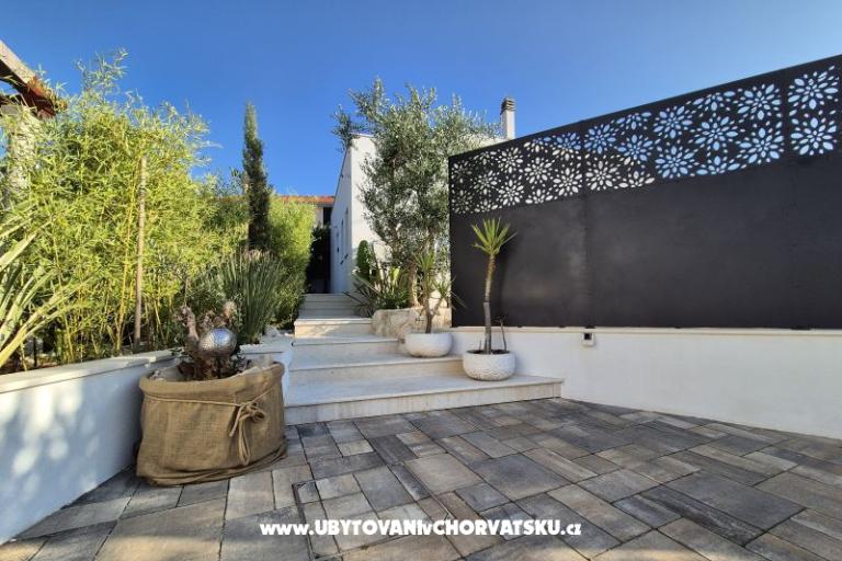 The Three Flowers Pool House – photo 8